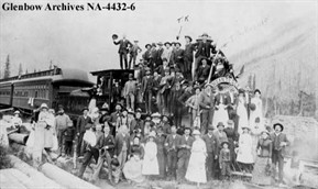 Upon a locomotive, Glenbow Archives NA-4432-6 / Sur une locomotive, Glenboaw Archives NA-4432-6